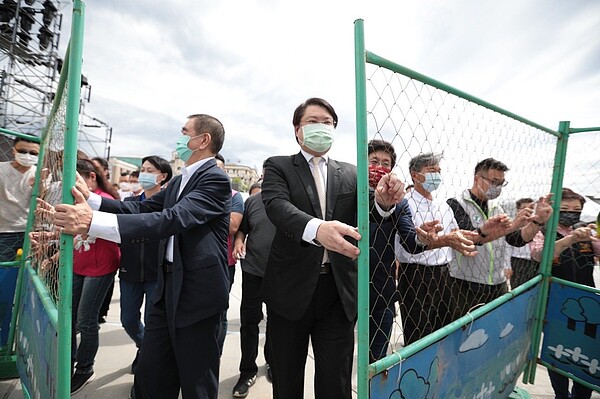 基隆市「國門廣場」今天啟用,基隆市長林右昌和來演一起打開工地圍籬。圖/基市府提供