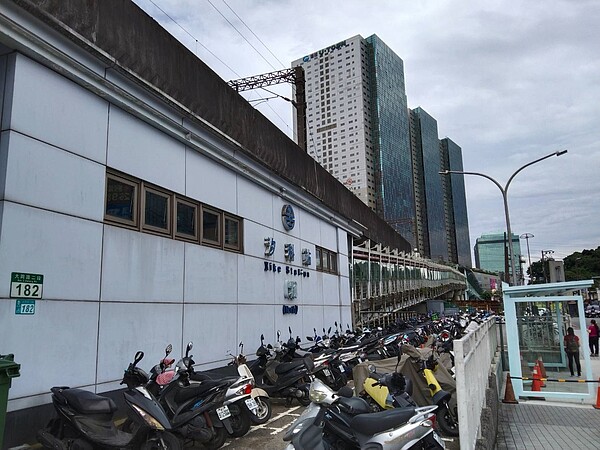 交通部鐵道局今天在新北市汐止區公所禮堂,舉辦「基隆捷運」第1階段說明會,有人擔心重演台鐵汐科站選址的錯誤。記者邱瑞杰/攝影