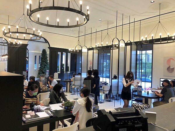 「新潤A5II大道鎏域」未正式公開就已非常熱絡,非常多組客人在看屋、詢問,也有客戶準備簽約。圖/新潤建設提供