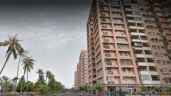 高雄左營區新建案價格普遍開價都不低，因此有民眾會找中古大樓，但屋齡10～20年的大樓，現在有些物件的價格也滿恐怖，因此有人會找較便宜的國宅。圖／google map