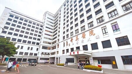 中央流行疫情指揮中心指名要求台南市新增100床專責及負壓病床，南區傳染病防治指揮官莊銀清認為，只要有效調度，量能應該沒有問題。圖為專責醫院之一的永康奇美醫院。（本報資料照片）