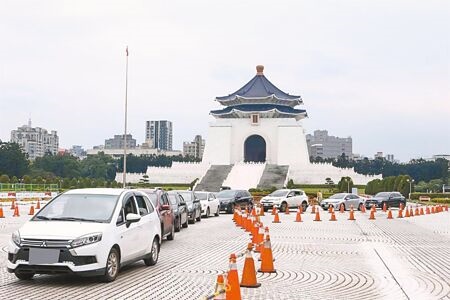
台北市北士科及中正紀念堂車來速篩檢站將服務至8日，9日起停止服務。圖為中正紀念堂車來速。（本報資料照片）
