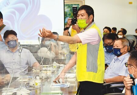 
台東區漁會理事長陳坤昌說，實彈射擊1個月打15天，要漁民怎麼生活。（莊哲權攝）
