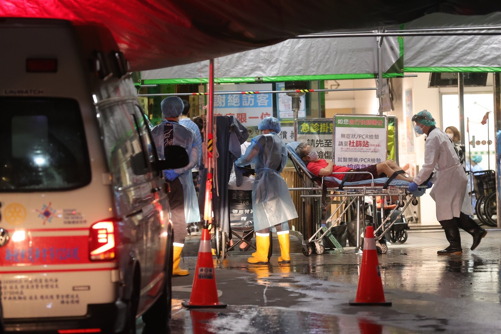 昨天確診人數為五萬多,明顯下降,指揮官陳時中表示,整體感染百分比已超過一成,北部確實有往下的感覺,但中南部疫情仍在上升中。記者葉信菉/攝影