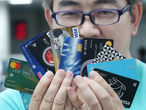 兆豐銀以去年刷卡繳稅的數據分析,竟有高達7成兆豐卡友選擇一次付清。圖為刷卡示意圖,非新聞當事者。 記者曾學仁/攝影