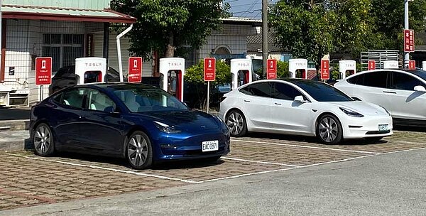交通節點廣設充電樁,2025年目標慢充6,000槍、快充500槍。圖/中時報系資料照片