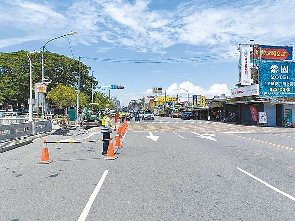 媽祖港橋將於11日執行改建拓寬工程,將分2階段採半半封閉施工,高市府屆時將針對媽祖港橋實施交通管制措施,呼籲用路人提前改道或依現場義交指揮通行。(高市府工務局提供/洪浩軒高雄傳真)