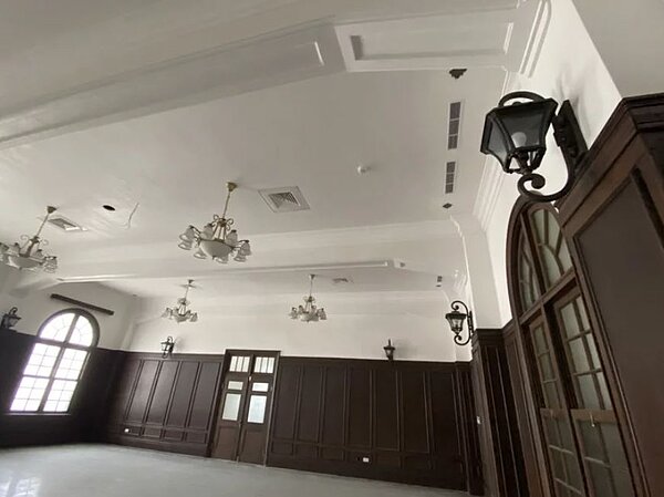 國定古蹟台南火車站目前2樓鐵道餐廳修復後的景象。圖/記者修瑞瑩攝影