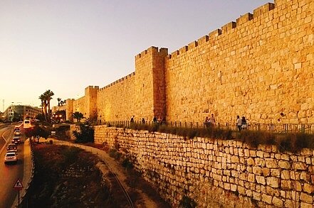 因應疫後國境解封，國內有旅行社已先規劃「宗教朝聖之旅」。圖為耶路撒冷古城牆一景。圖／聯合報系資料庫
