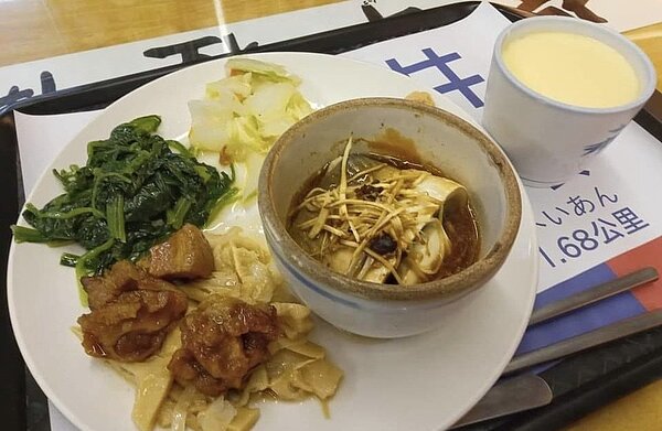 社頭鄉名店福井食堂8日起將停售招牌古早味鳳梨蔭醬虱目魚肚飯,因為近日無刺虱目魚肚產地價格連三漲,業者因不敷成本,只好停售。圖/陳朝強提供