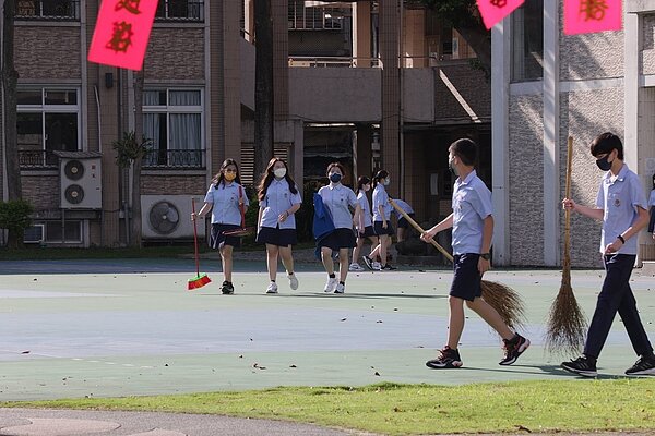 疫情北緩南升,台北市長柯文哲考量學生已陸續打疫苗,高中職以下學校昨起恢復實體上課。記者許正宏/攝影