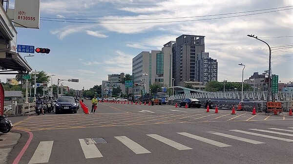 前鎮媽祖港橋將在6月11日改建,施工期間增派義交人員於現場加強引導車流。圖/高市府提供