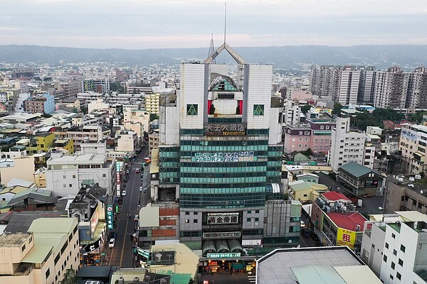 彰化縣員林市著名地標「黃金帝國」在921震後傾斜受損，從地標變廢墟，縣府將朝拆除並辦理都更方向重建。報系資料照片