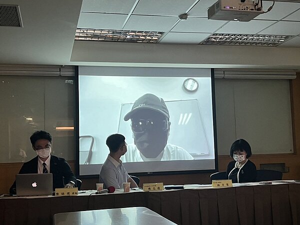 現場播放三位受害人的預錄影片。受害人A同學自述，幾年前因對大學選擇科系感到迷惘，向曾在講座上有一面之緣的易俊宏請益，卻被約到下榻飯店詢問性向、交往經驗，甚至問起有沒有打過手槍、打手槍的頻率等。記者趙宥寧／攝影