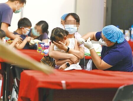 蔡英文總統6日透過臉書強調,5至11歲兒童疫苗涵蓋率74.2%,遭網友抓包是將確診人數也算在內的「假消息」。圖為一位家長用手摀住小孩的臉,減輕小孩打針的恐懼感。(本報資料照片)