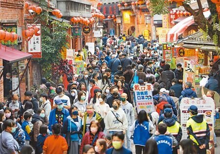 行政院核定明年政府機關辦公日曆表,3天以上連續假期共有7個,以農曆春節假期10天為最多,圖為今年228連假,以美食聞名的深坑老街擠滿了人潮。(本報資料照片)