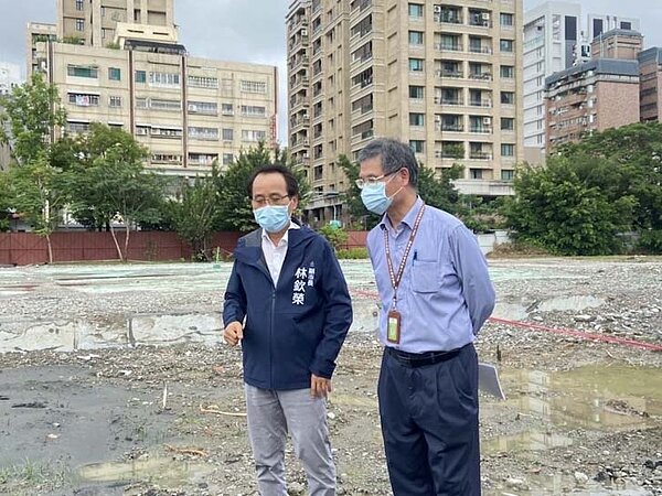 七賢國中舊址地上物拆除交地,社宅規劃持續推進。圖/高雄都發局提供