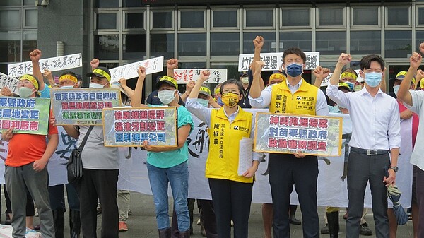 反坤輿自救會7日到苗栗縣政府第一辦公大樓表達訴求。記者范榮達/攝影