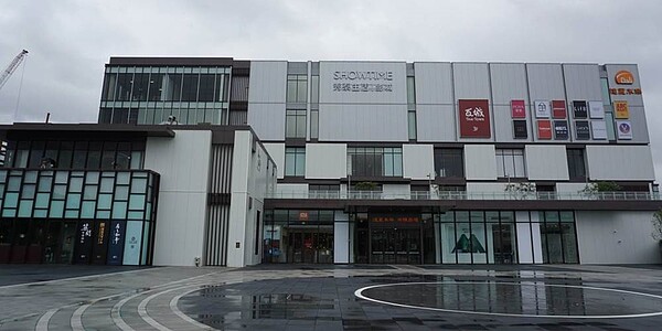 誠品生活7日證實,疫情影響台北車站人流和商家甚鉅,誠品站前店有意提早熄燈,目前和台北市政府研議最適做法。圖/本報資料照片