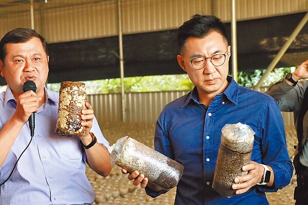 新社香菇廢棄太空包每年高達1.325億包,導致在地廠商無法消化。(立委江啟臣服務處提供/陳淑娥台中傳真)