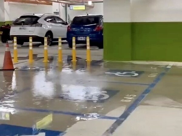 蘆竹二號社宅住戶抱怨，前晚雨勢過後，連停車場也漏水不斷。圖／記者朱冠諭翻攝