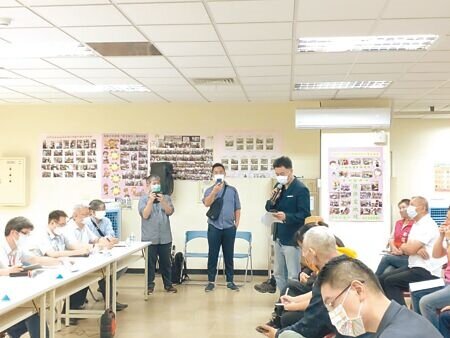 交通部鐵道局7日舉辦基隆捷運環評說明會,基隆市議會副議長林沛祥及各黨派議員皆出席關心,現場民眾討論相當熱烈。(張志康攝)