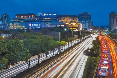 遠百竹北店試營運後,光明六路東一段和自強南、北路口交通經常出現壅塞,縣府因應AI智慧園區廠商明年進駐,辦理竹北交流道周邊智慧交通管理控制系統,明年初上路。(羅浚濱攝)