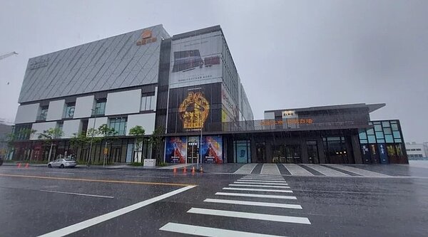 由上市建商達麗建設投資興建、北高雄市最大百貨商城的「岡山樂購站前廣場」將在6月23日全館正式開幕;其中進駐「岡山樂購站前廣場」四樓的秀泰影城明(8)日試營運。記者陳美玲/攝影