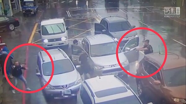 新店警方7日在安坑路上趁通緝犯座車停等紅燈,下車發動逮捕,2名刑警開7槍喝止,不料仍被兔脫。記者翁至成/翻攝