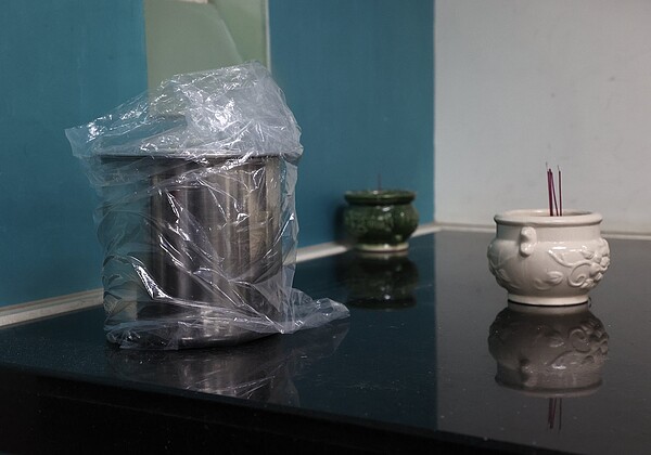 因火化過程「快速」,就連放置骨灰的骨灰罈都來不及刻上姓名,在完成火化後也只能先行放在骨灰罈的不銹鋼內膽,待刻好名字再放入骨灰罈。記者黃義書/攝影