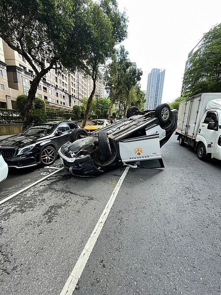 巡邏車連續擦撞3輛路邊停車之後翻覆。記者林昭彰／翻攝