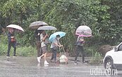 梅雨季雨衣發臭怎解？　眾人建議2大招：隔天就沒味道了