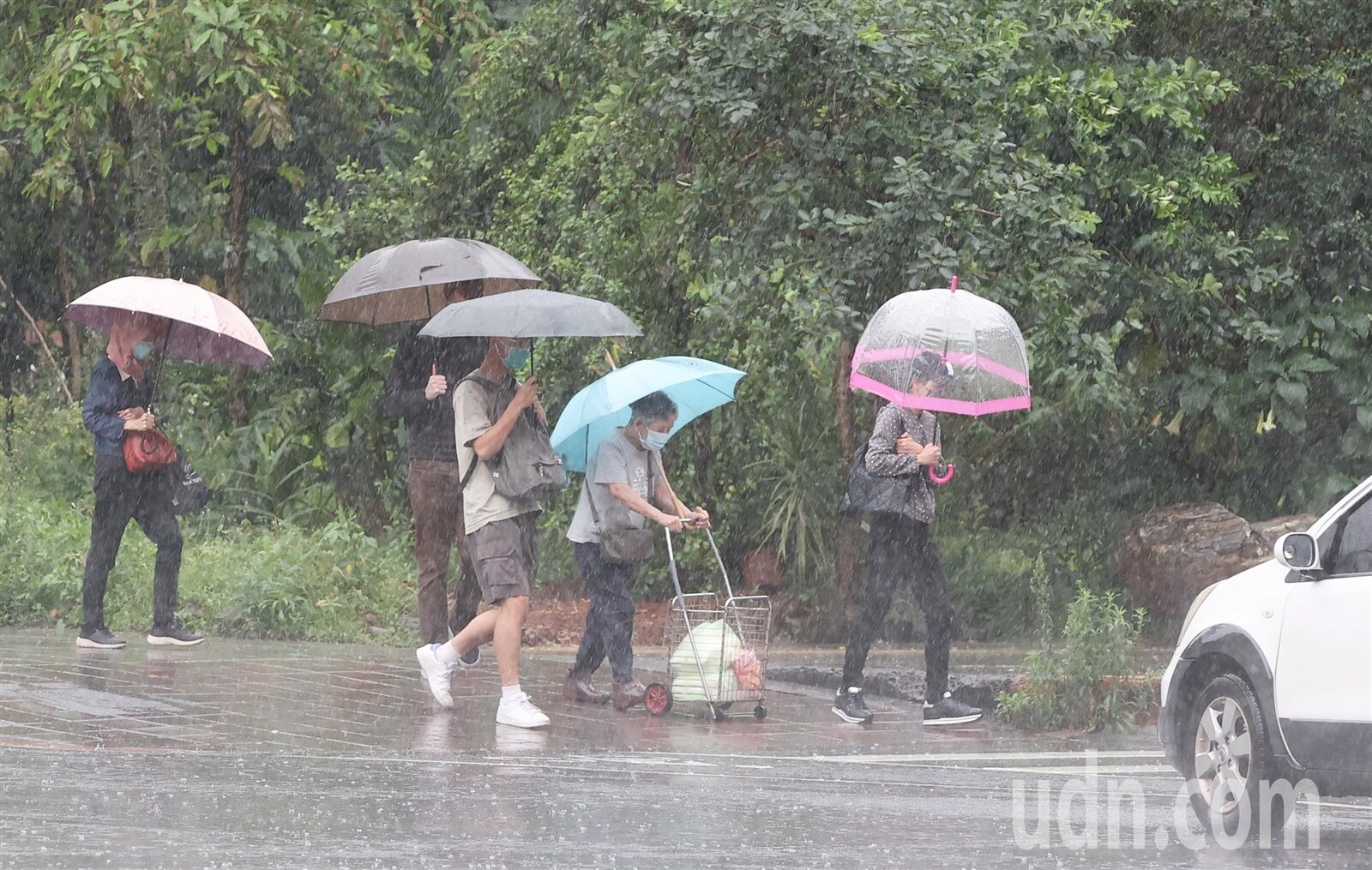 一名網友最近因為發臭的雨衣而煩惱不已,有人就建議可直接買兩套雨衣輪流替換。記者潘俊宏/攝影