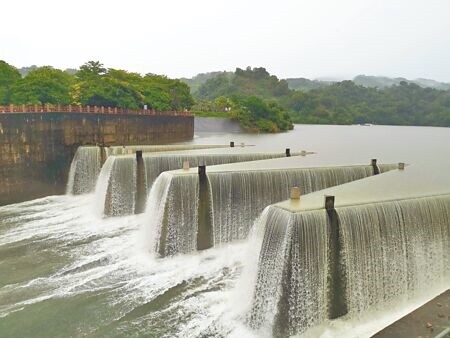 連日豪雨，苗栗縣鯉魚潭水庫滿水位。（謝明俊攝）