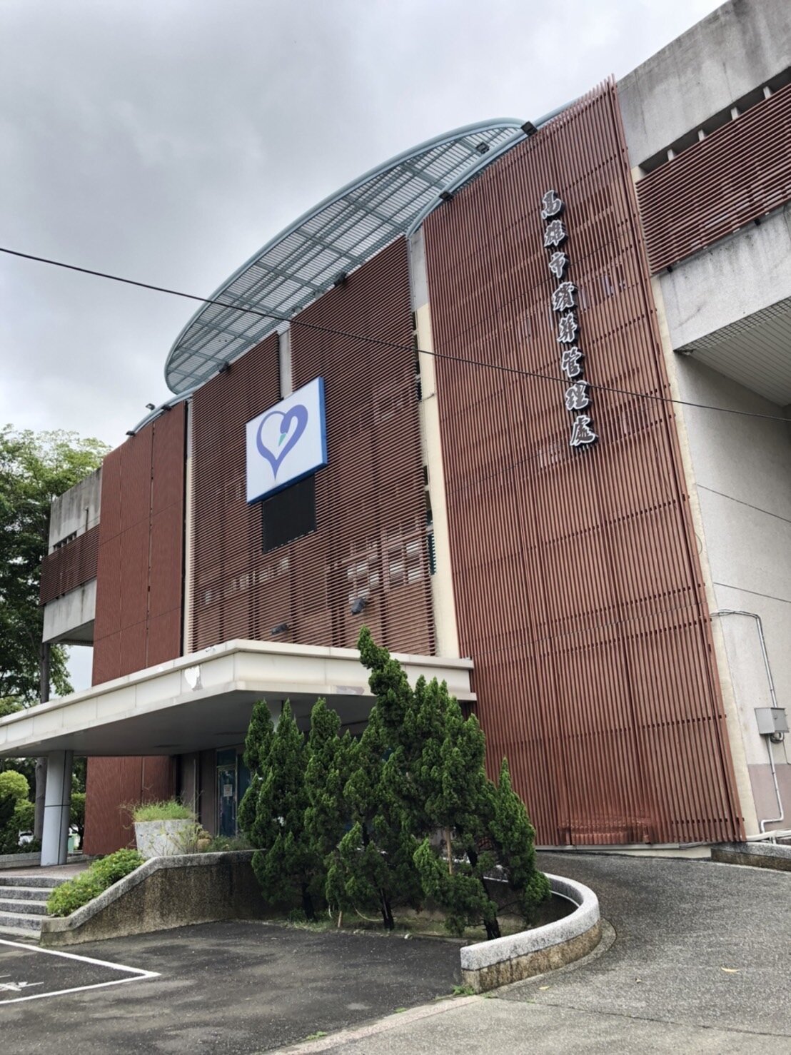 南部疫情正值高原期,近期高雄每天確診死亡數逾20人,遺體火化前暫存在高雄市立殯儀館,市殯工作人員最近工作量吃重。記者王慧瑛/攝影