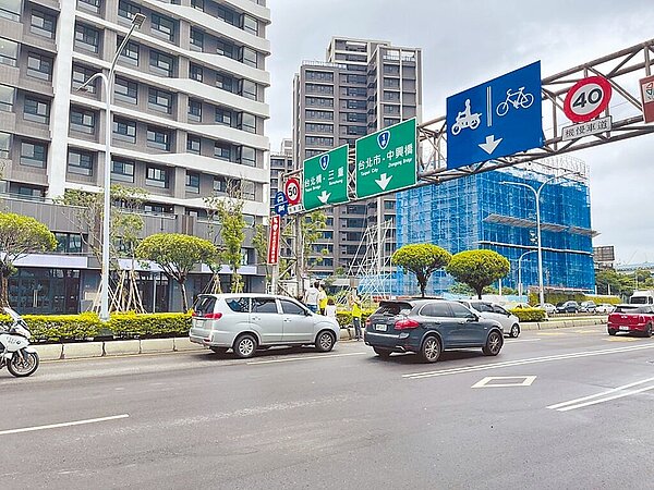 新北市三重重新橋設置機車道區間測速，但上路首日就發生設備網路斷訊的問題，無法偵測違規情形。（新北市交通警察大隊提供／呂健豪新北傳真）