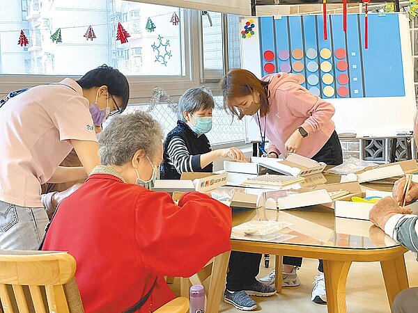 新北市目前有64處公共托老中心，力拚年底完成70家的目標。圖為新店柴埕公共托老中心。（新北市衛生局提供／陳慰慈新北傳真）