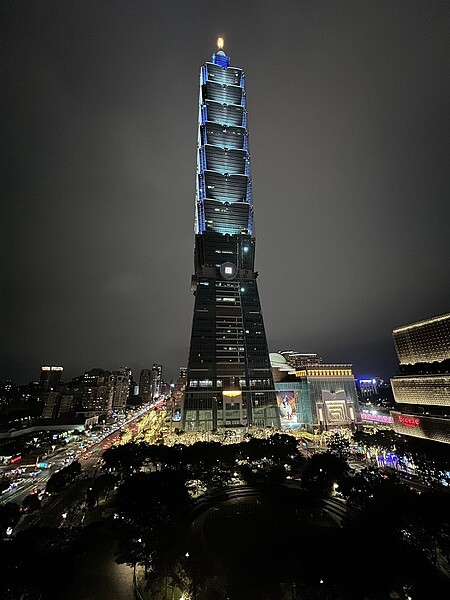 「台北市淨零排放管理自治條例草案」中擬定,建築物「廣告之照明」應於0時起熄燈6小時。不過,環保局說,101點燈等地標類型的燈飾,經申請核准可排除。記者鍾維軒/攝影