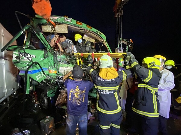 國道3號北上226.7公里南投段,今凌晨發生6車連環撞車禍造成1死1重傷,全面目前封閉。圖/南投消防局提供