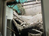 擋土牆垮竹東民宅屋頂遭砸塌　住戶嚇逃以為發生地震