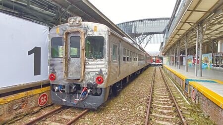 
DR2700型柴油客車在1966年以「光華號」之名營運，是展示3款老火車中車齡最老。（陳淑芬攝）
