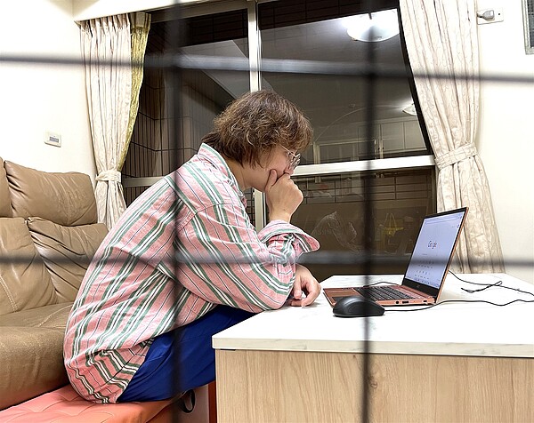 台北地院認定北市衛生局僅口頭要求確診者居家隔離的行政處分,為重大且明顯瑕疵,因此無效。圖為居家隔離示意圖,照片中人物與新聞無關。圖/聯合報系資料照片