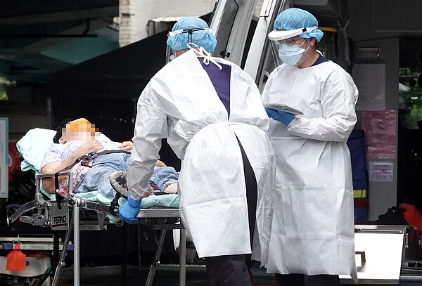 昨本土新增七萬二九二一例,而中重症增五七五例、死亡數增二一一例,雙雙創單日新高。記者胡經周/攝影