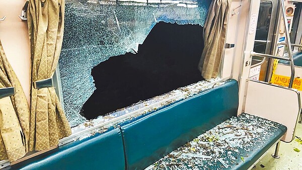 台鐵平溪線4703次列車第三節車廂車窗遭路樹擊中,玻璃四散。圖/翻攝照片