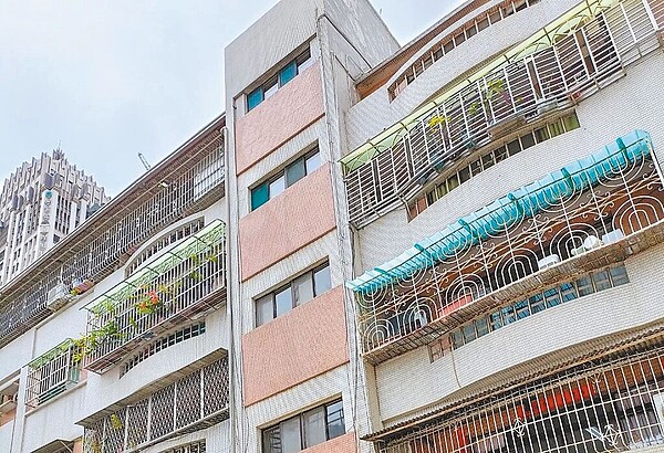 廖姓男子網路告白許姓女直播主遭拒,假扮租屋客入住許女隔壁,某日趁許女返家正要開門時強推她入房,用手銬囚禁許女長達8小時還逼吃安眠藥。高雄地檢署依強盜、毒品、妨害自由等罪起訴。(讀者提供/袁庭堯高雄傳真)