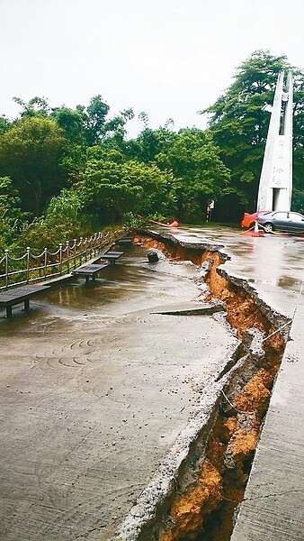 寶山水庫廣場疑似因不堪大雨沖刷，出現大面積下陷滑動。圖／縣議員邱振瑋提供