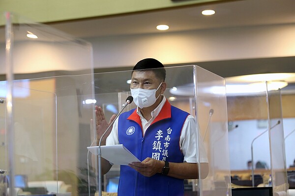 台南市議員李鎮國9日在議會自爆索種電資料卻被有人找到議會,質疑有人洩密。圖/國民黨團提供