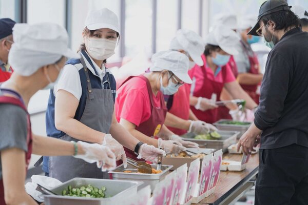新竹市府將從7月1日起調高共餐食堂食材費用的補助至70元，平均調幅約50％。圖／新竹市政府提供