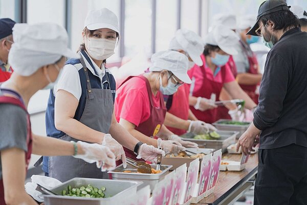 新竹市府將從7月1日起調高共餐食堂食材費用的補助至70元,平均調幅約50%。圖/新竹市政府提供
