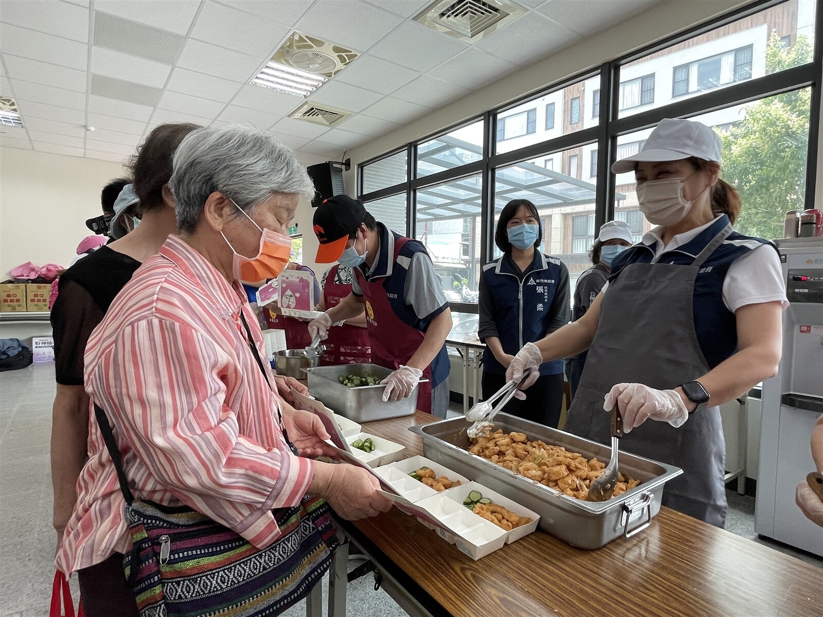 副市長沈慧虹今天也特別到南福長青會共餐食堂關心食堂運作情形，還親自下廚煮龍鬚菜、打飯。記者張裕珍／攝影 